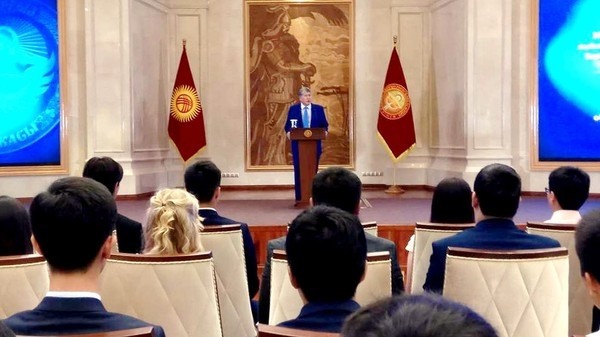 ЖРТ-2017де жогорку упай алган бүтүрүүчүлөр президенттин колунан планшеттерди, мактоо грамоталарын жана 10 миң сомдон алышты