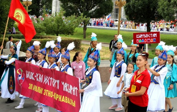 Фоторепортаж &mdash; Индия, Россия, Казакстан, Өзбекстан жана Кыргызстандан келген этно-карнавалдын катышуучуларынын  Бишкектеги жүрүшү