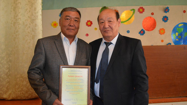 Нарындагы №2 мектебинин мугалими С.Жумамүдүнов &laquo;Мыкты кабинет&raquo; сынагынын баш байгесин жеңди (фото)