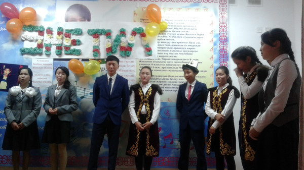 Нарындагы Р.Усубалиев мектебинде Мамлекеттик тил күнү белгиленди