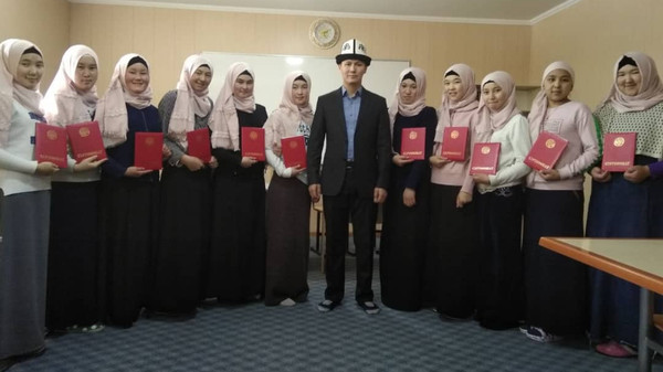 Нарын казыятында ашпозчулук кесипке ээ болгондорго сертификаттар тапшырылды (сүрөт)