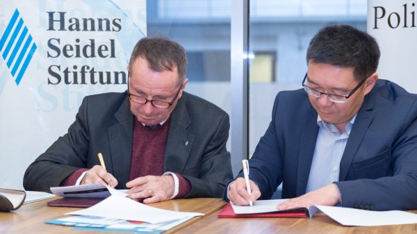 Тянь-Шанский аналитический центр АУЦА исследует роль госорганов
в эффективном управлении внутренней миграции &mdash; Tazabek