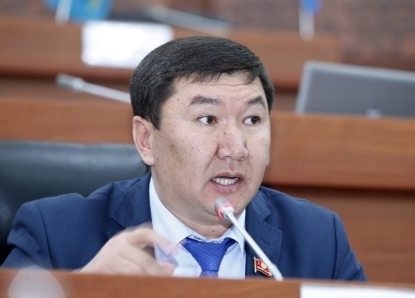 Депутат Б.Райымкулов: В одном из айыл окмоту на 1 лампу для столба потратили по 6 тыс. сомов — Tazabek