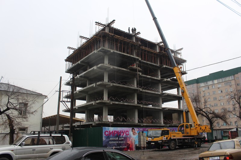 Фото &mdash; Прокуратура Бишкека возбудила уголовное дело в отношении сотрудников Бишкекглавархитектуры за разрешение строить многоэтажку по улице Абдумомунова &mdash; Tazabek