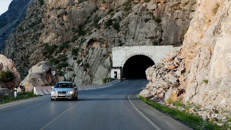 Депутат предложил дать орден экс-министру Н.Сулайманову: Дорога Бишкек&mdash;Ош 10 лет выдержала, а его в розыск объявили &mdash; Tazabek