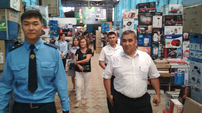 Фото &mdash;Сотрудники Госэкотехинспекции проверили пункты замены масел на рынках Бишкека &mdash; Tazabek