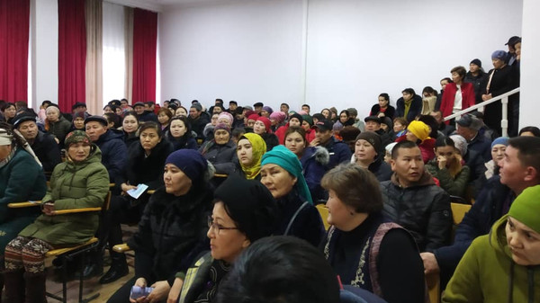 Закрепить светоотражающие элементы на портфелях школьников призывает УОБДД Бишкека