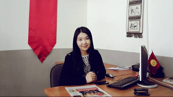 Мектепте 2 жыл катары менен &laquo;Мыкты окуучу&raquo; аталган Алина: Бир кичинекей баштык, анын ичинде 3-4 кийим менен шаарга баргам (фото)