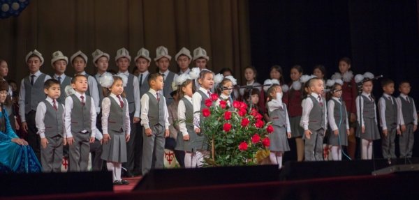 Эндрю Вахтель поздравил Национальную компьютерную гимназию №5 с 90-летним юбилеем &mdash; Tazabek