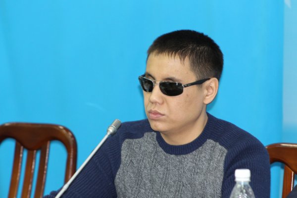 Депутат Д.Бекешев выступил против, чтобы органы местного самоуправления могли закупать товары на сумму до 1 млн сомов без проведения тендера &mdash; Tazabek