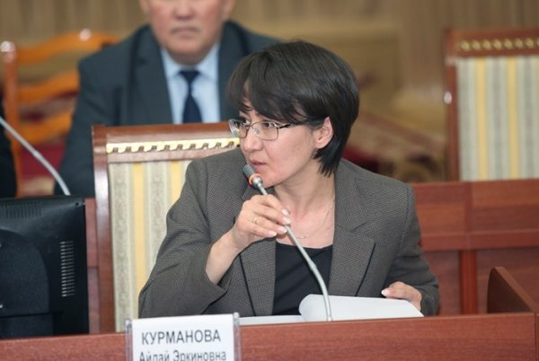 Депутат И.Масалиев поинтересовался у статс-секретаря А.Курмановой, в какой стране она живет, после ее слов, что в КР сегодня цены на товары и услуги указываются в нацвалюте &mdash; Tazabek