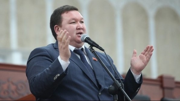 Депутат М.Жеенчоров предложил замминистра транспорта А.Жусубалиеву сменить работу на личного психолога или стать гипнотизером &mdash; Tazabek