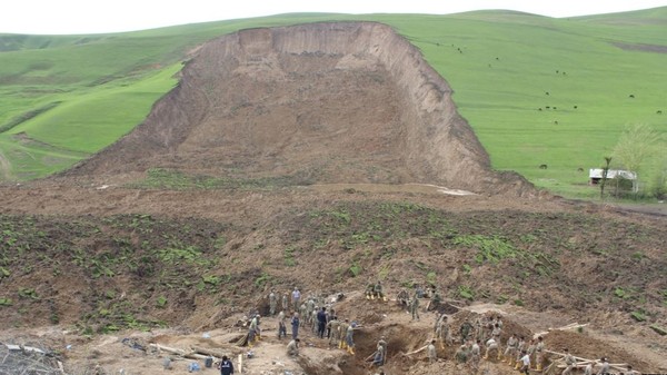 Школьники из села Аюу-Сай, где был оползень, учатся пока в жилых домах. К 1 сентября им обещают построить школу