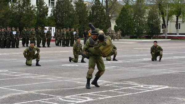 Старшеклассники 13 школ Бишкека участвуют в районной спартакиаде по военно-прикладным видам спорта