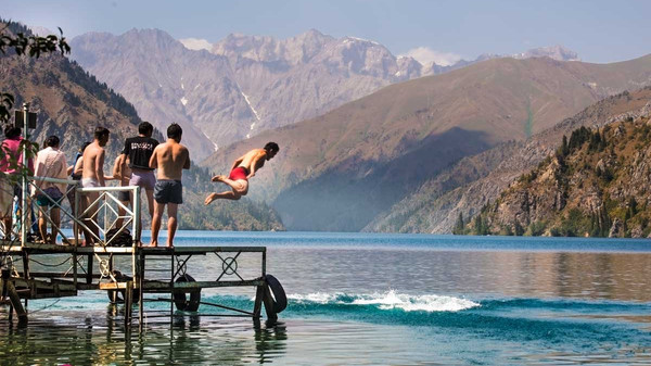 ГАООСиЛХ хочет установить ограду у берегов озера Сары-Челек, «чтобы люди там не купались» — Экология АКИpress