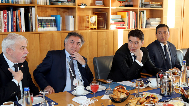 Министр Ч.Айдарбеков обсудил с председателем Союза баварской экономики Б.Броссардтом возможность сотрудничества в сельском хозяйстве, энергетике &mdash; Tazabek