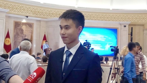 Президент А.Атамбаевдин колунан &laquo;алтын сертификат&raquo; алган бүтүрүүчүлөрдүн тизмеси