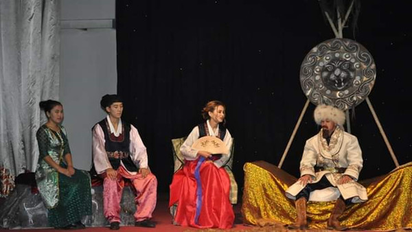 Таласта студенттер Ч.Айтматов менен М.Шахановдун &laquo;Сократты эскерүү түнү&raquo; драмасын сахналаштырышты