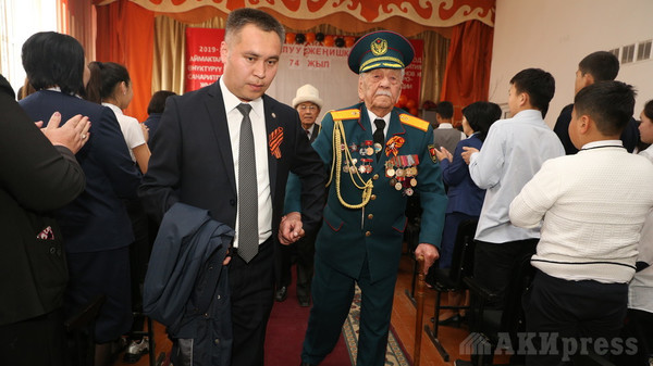 Лебединовкадагы окуучулар 95 жаштагы ардагер Асек Урматов менен жолугушту (сүрөт)