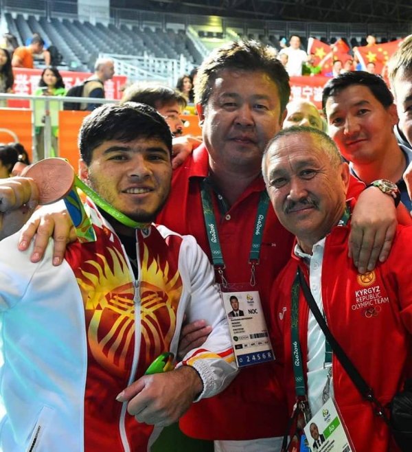 &laquo;Аю Холдинг&raquo; подарит Иззату Артыкову машину Toyota Corolla и квартиру его тренеру &mdash; Tazabek