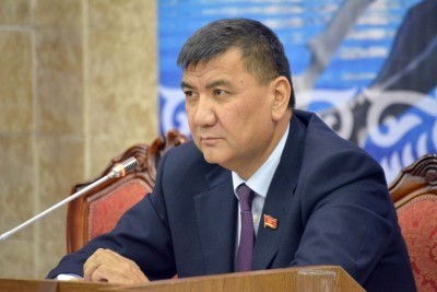 Если сократить тех, кто носит папки и открывает двери, то эти средства можно направить на строительство школ и дорог, - депутат &mdash; Tazabek