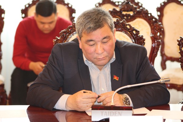 В Таможне сидит транспортник, в Госэкотехинспекции таможенник, О.Панкратов, курирующий экономику &ndash; физик, - депутат &mdash; Tazabek