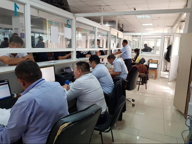 ГРС поставила турникеты и наняла охрану для борьбы с посредниками в очередях при перерегистрации авто &mdash; Tazabek