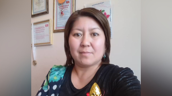 Мугалимдер.kg: 17 жашынан балдарга билим берип жаткан А.Молдокулова партанын тешигинен сөөмөйү чыкпай калган окуучусун унутпайт