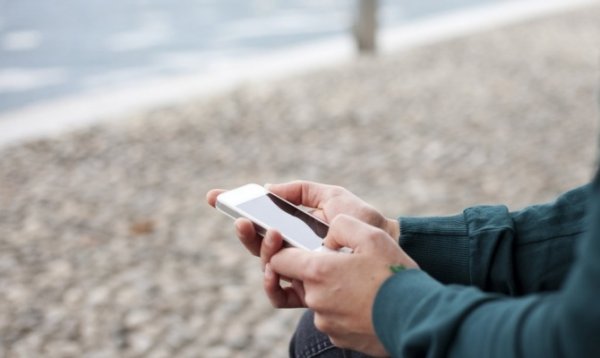 Сотовые компании зарабатывают на подключении услуг &laquo;роуминга&raquo; без ведома жителей приграничных зон, - депутат &mdash; Tazabek