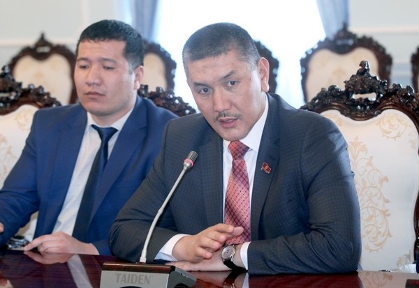 Депутат Т.Зулпукаров поинтересовался у замминистра транспорта, не водят ли они авто, полученные от крупных компаний по ремонту дорог &mdash; Tazabek