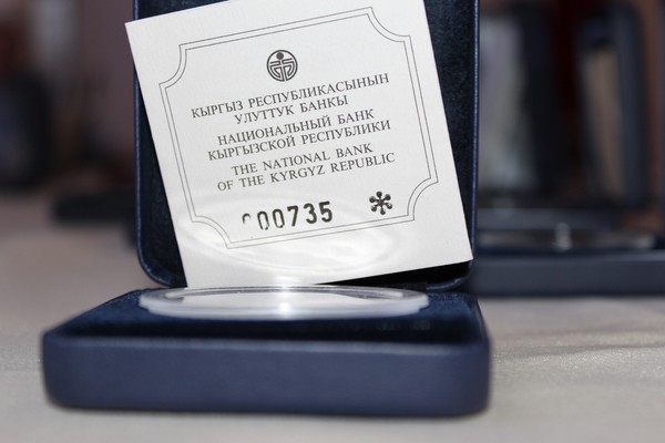 Фоторепортаж &mdash; Аукцион по продаже 21 серебряной коллекционной монеты или как одну монету продали за 27 тыс. сомов? &mdash; Tazabek