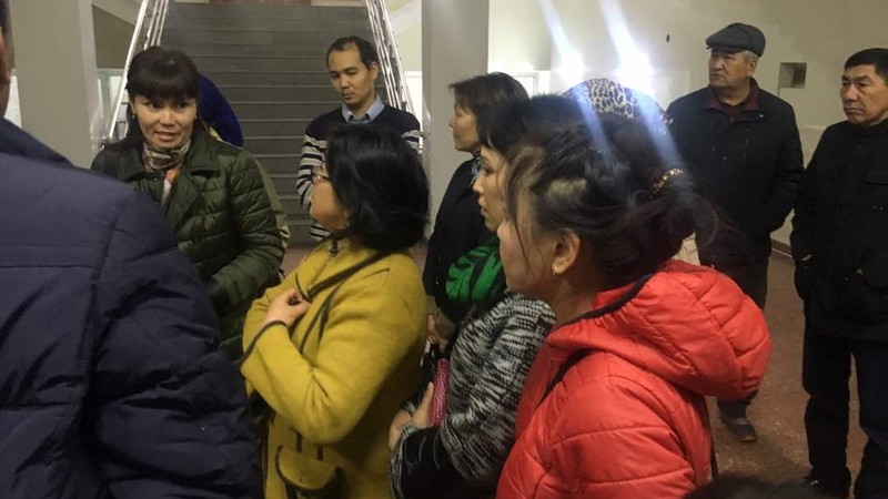 Фото &mdash; Процесс директора стройкомпании &laquo;Иска-Строй&raquo; Н.Сариева пройдет в закрытом режиме, возле суда собралось около 100 дольщиков &mdash; Tazabek