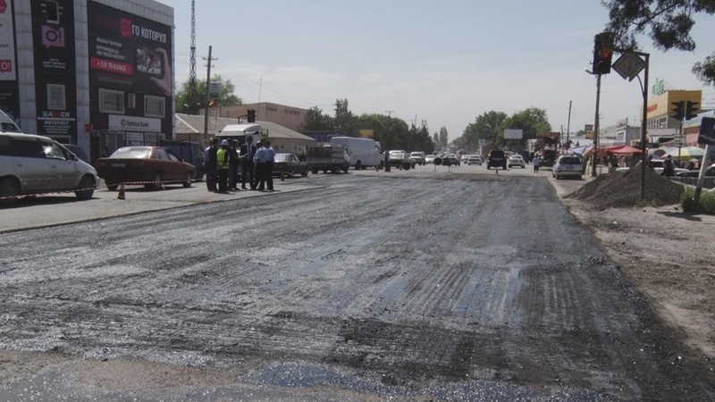 Узнав о компенсациях, люди начали предъявлять претензии по своим старым домам, что ремонт дороги Бишкек&mdash;Кара-Балта разрушает их, - министр Ж.Калилов &mdash; Tazabek