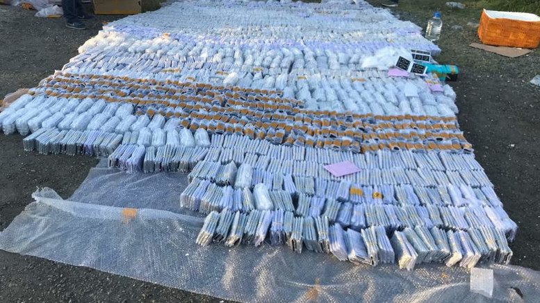 Заказчик определен, но сейчас находится в бегах, - министр О.Панкратов о задержании крупной партии сотовых телефонов депутату А.Жээнбекову &mdash; Tazabek