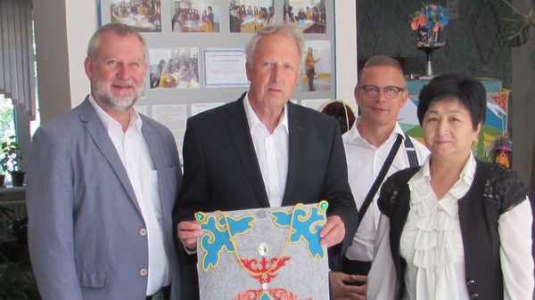 Специалисты по сберкассам из Германии прочитали кара-жыгачским школьникам лекцию о финансовой грамотности