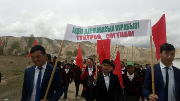 Ак-Талаадагы мектептин окуучулары менен мугалимдери жергиликтүү тургундарды ыймандуулукка чакырышты (фото, видео)