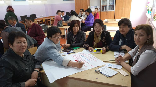 Кыргыз билим берүү академиясы аймактарда «Билим кербенин» өткөрүүдө (сүрөт)