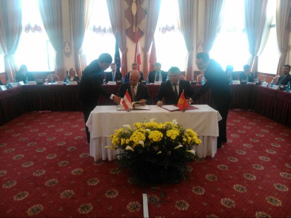 Австрия заинтересована в строительстве малых ГЭС в Кыргызстане, - министр экономики А.Кожошев &mdash; Tazabek