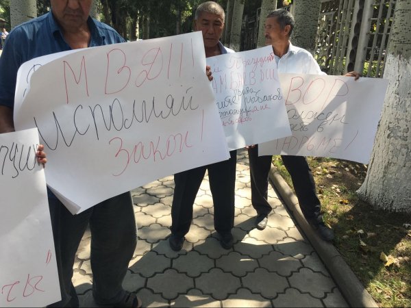 Фото &mdash; Акционеры рыбного хозяйства проводят акцию протеста у здания МВД с требованием задержать экс-главу предприятия &mdash; Tazabek