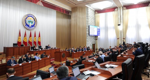 Депутат Т.Мамытов интересуется, должны или не должны платить страховые взносы владельцы земельных долей &mdash; Tazabek