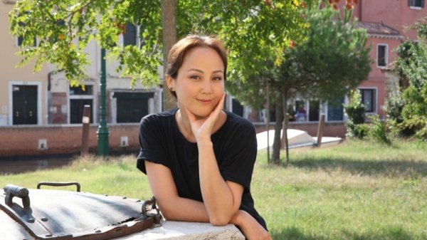 Детей мы стараемся воспитывать в таком духе, что каждый кыргызстанец в ответе за свою страну, - директор школы при АУЦА Э.Осмоналиева &mdash; Tazabek