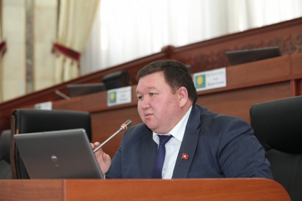 Депутат М.Жеенчороев: Почему наш кыргызстанский уголь, который добывается за 1200 сомов за тонну, населению продается по 4000 сомов? &mdash; Tazabek