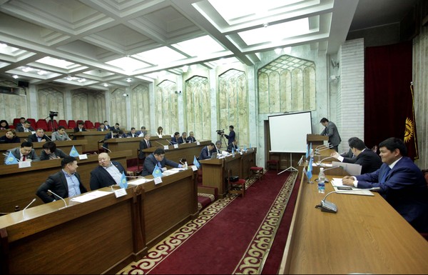 В Минтрансе считают неподходящими для Кыргызстана бетонные дороги из-за того, что технология сейчас &laquo;не очень хорошая&raquo; &mdash; Tazabek