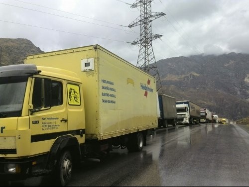 Депутат С.Джураев предложил коллегам &laquo;не полениться&raquo; целый день провести хронометраж на пункте весогабаритного контроля &mdash; Tazabek