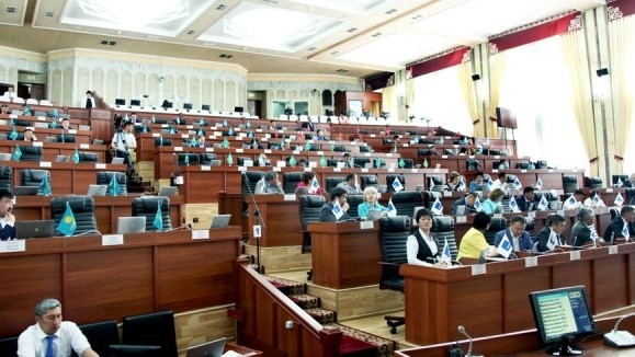 Депутаты-пешеходы &mdash; Более 70 из 120 депутатов не зарегистрировали машины, в том числе богатейшие люди КР Б.Торобаев, И.Омуркулов, А.Жапаров, А.Шадиев, И.Чудинов, И.Матраимов, О.Артыкбаев, О.Бабанов, К.Иманалиев и О.Текебаев &mdash; Tazabek