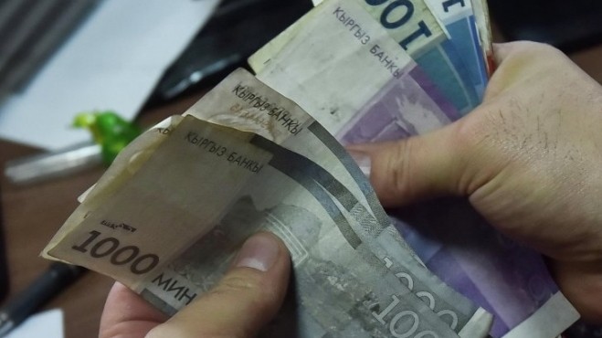 Минфин: В 2018 году средняя зарплата кыргызстанцев составит 16,5 тыс. сомов — Tazabek