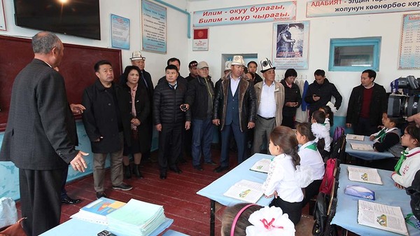 Спикер парламента посетил две сельские школы в Жалал-Абадской области и поздравил педколлективы с Днем учителя