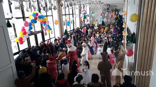 В городе Талас прошла новогодняя елка для учеников начальных классов