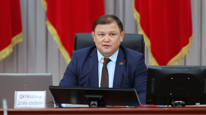 Спикер ЖК попросил остаться представителей правоохранительных органов, чтобы зачитать проект постановления по ТЭЦ Бишкека &mdash; Tazabek