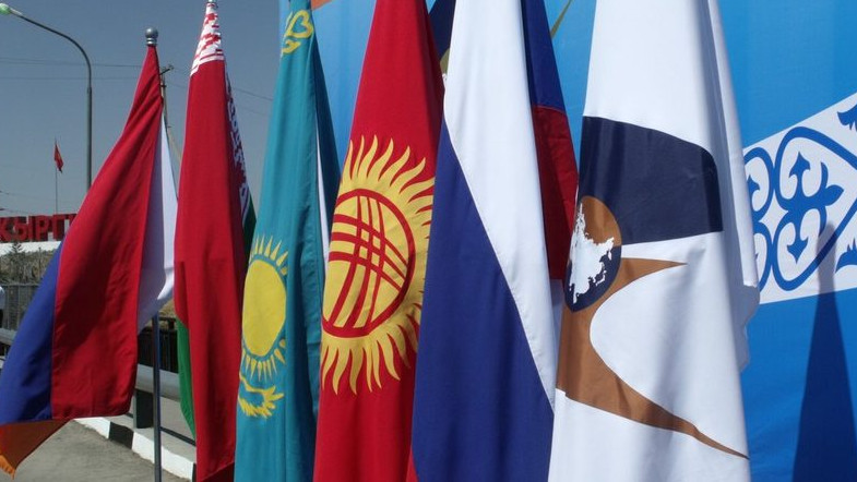 Надо уйти от контрабанды, которая завалила Кыргызстан в немыслимых объемах, - глава Ассоциации таможенных брокеров &mdash; Tazabek